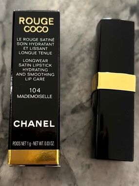 🆕💄CHANEL Rouge Coco Longwear Satin Lipstick 104 Mademoiselle - Black & Gold